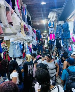 pasillos full de compradores