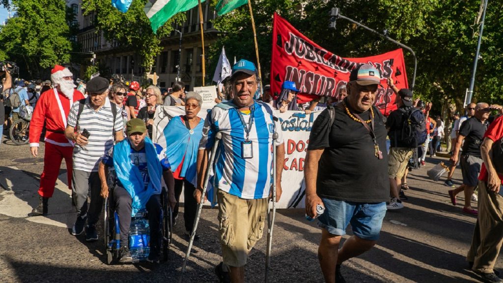 Sindicatos argentinos marchan contra reforma laboral de Milei
