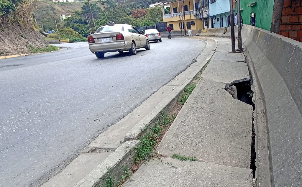 Hundimiento de brocal entorpece paso hacia José Gregorio