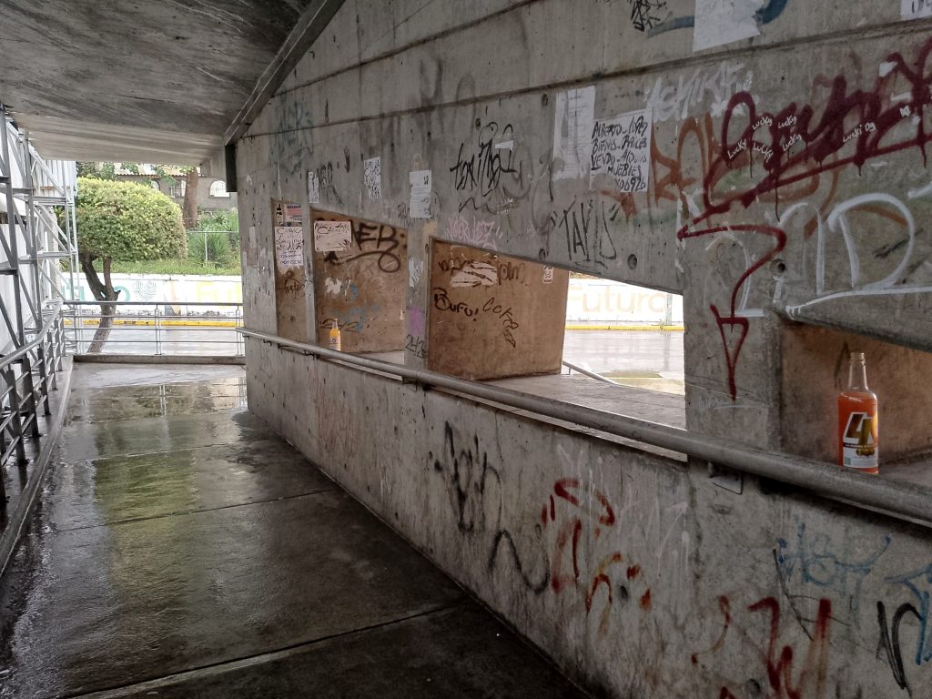 Dejan botellas con orine en la rampa de la Guaicaipuro