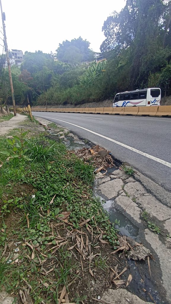 Reparan tubería de cuatro pulgadas en Altos de Corralito