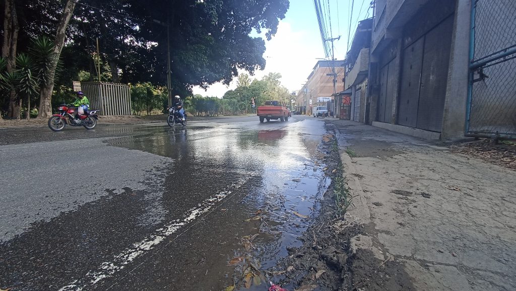 Aguas servidas bañan un tramo de la Víctor Baptista