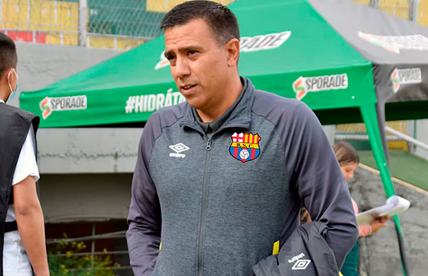 César Farías reemplazará al español Ismael Rescalvo