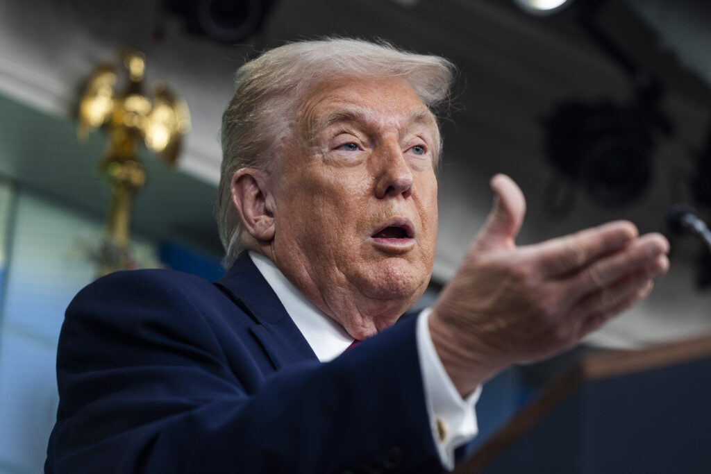 Trump anuncia que se abrirán las conexiones aéreas con Venezuela