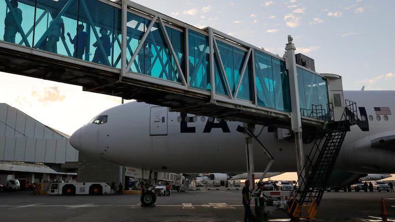 Llega avión con 231 migrantes deportados por EEUU