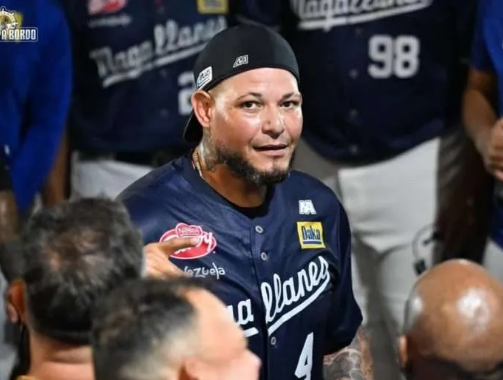 Yadier Molina aplaude el trabajo de su pitcheo