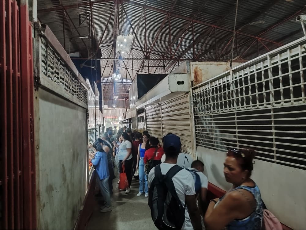 Largas filas para comprar alimentos en Los Teques