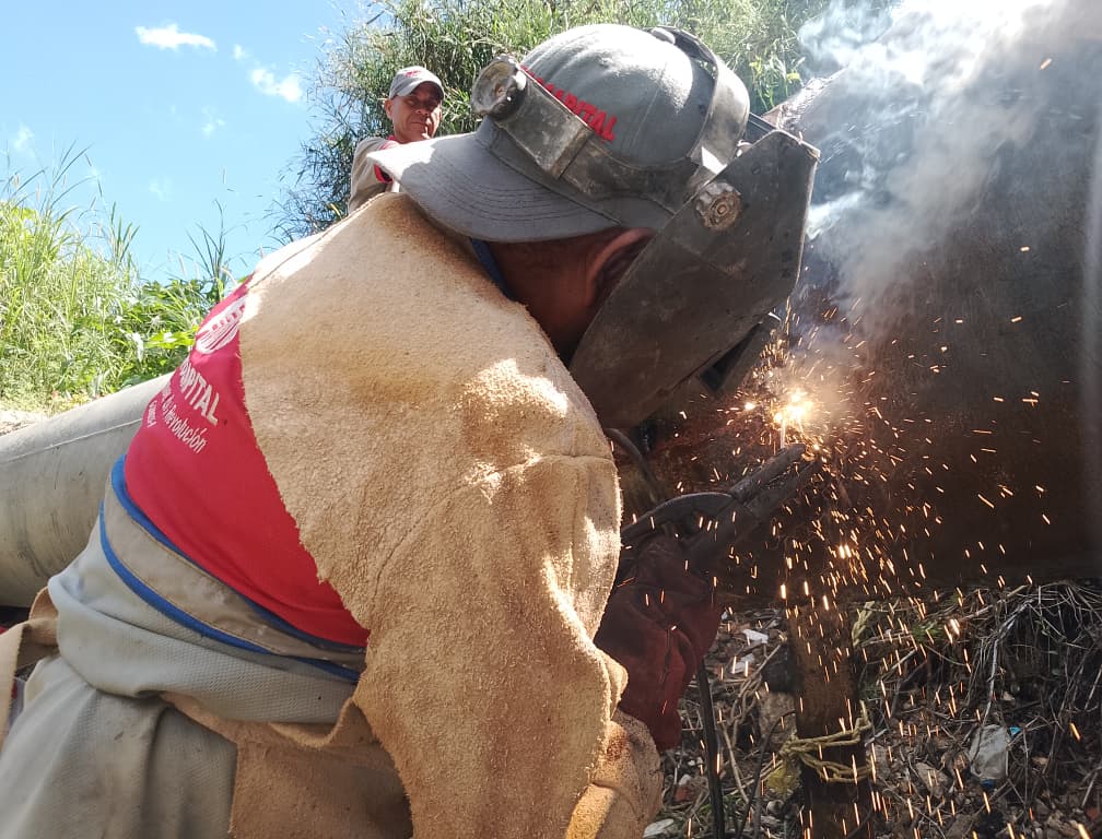 Atienden tubería averiada en El Samán