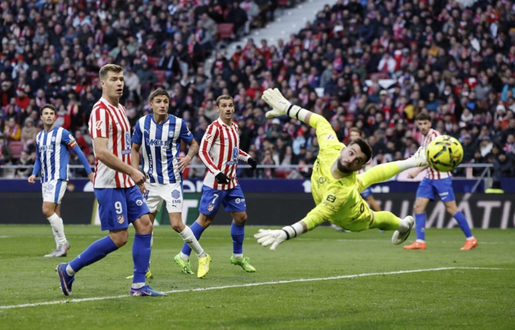 Atlético vence al Alavés y sigue en la pelea por LaLiga