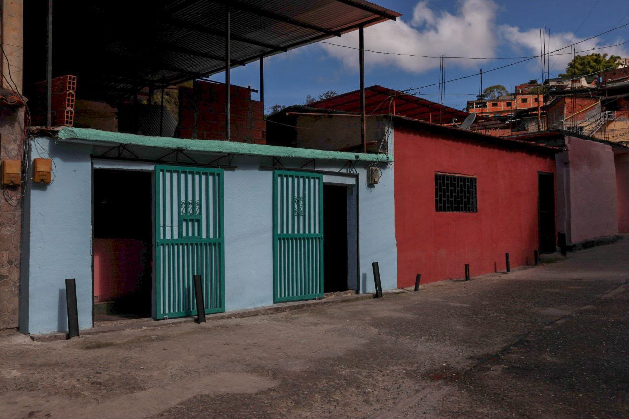 Recuperan fachadas en Brisas de Oriente