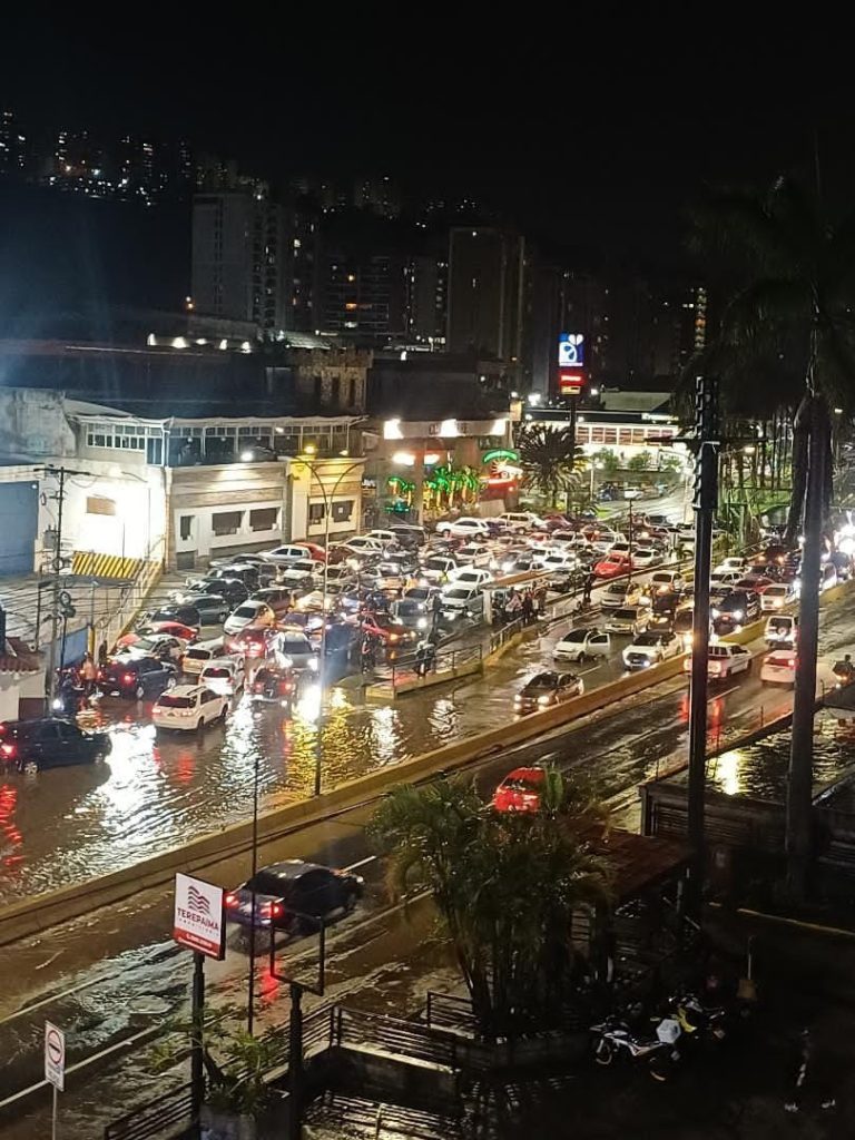 PC atiende inundación en la Panamericana tras fuertes lluvias