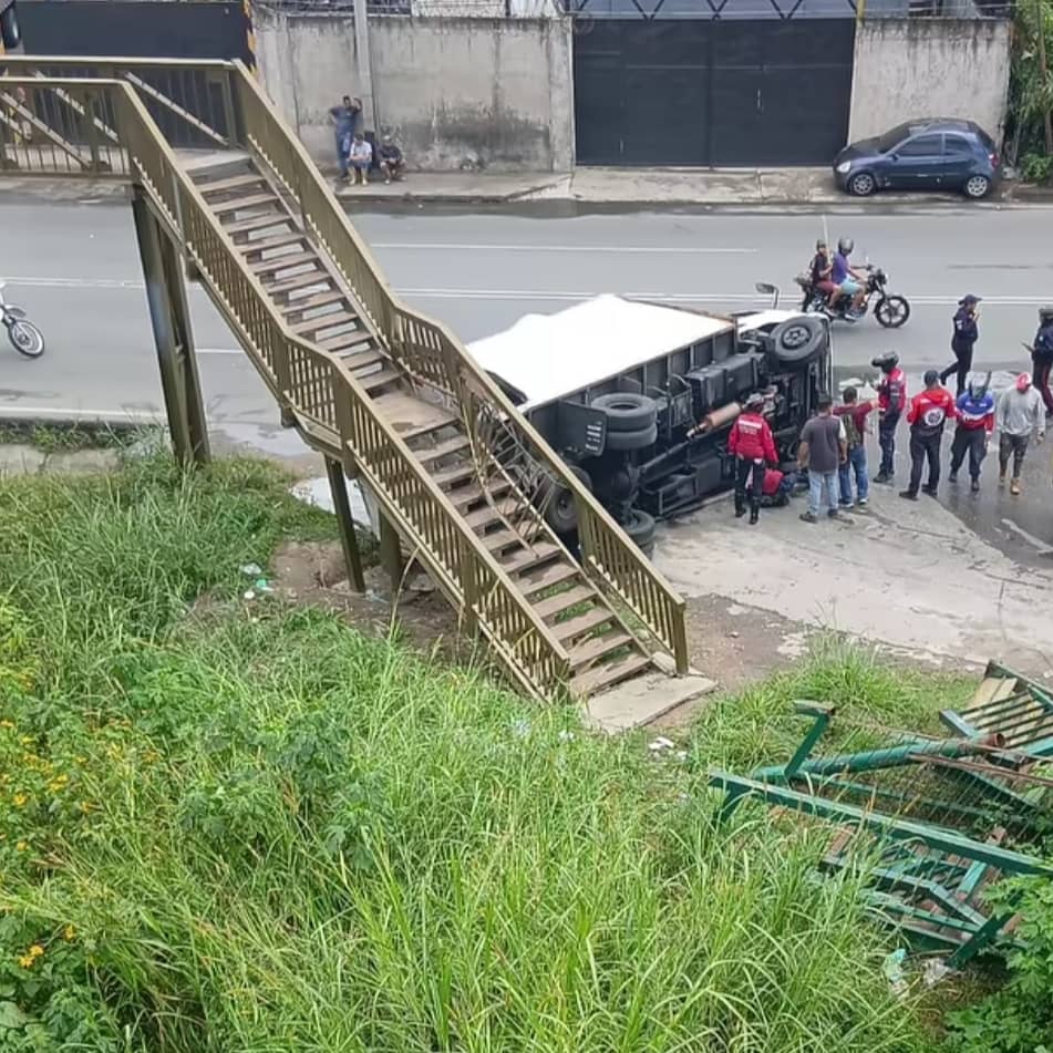 Volcó camión frente al IUTA