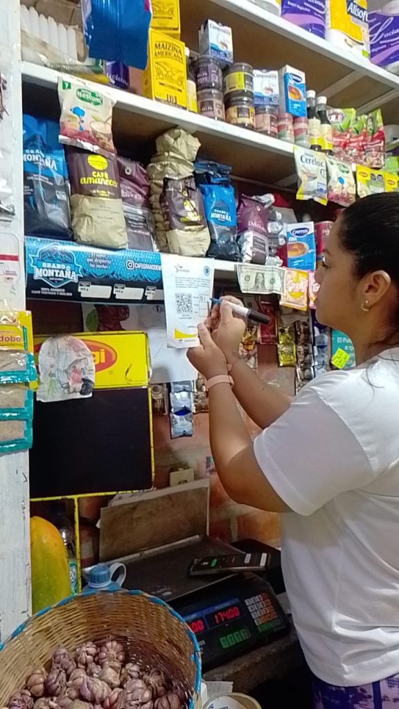 Verifican precios y facturas en mercados municipales