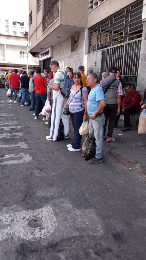 Esperan 45 minutos por un autobús en Alberto Ravell