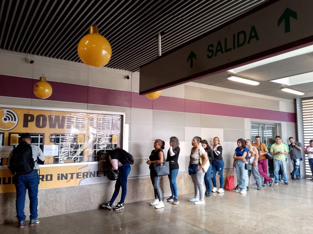 Usuarios colman taquillas para asegurar su conexión