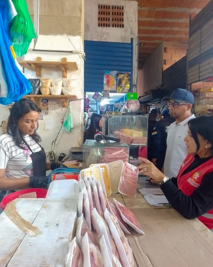 Supervisan precios en mercados municipales