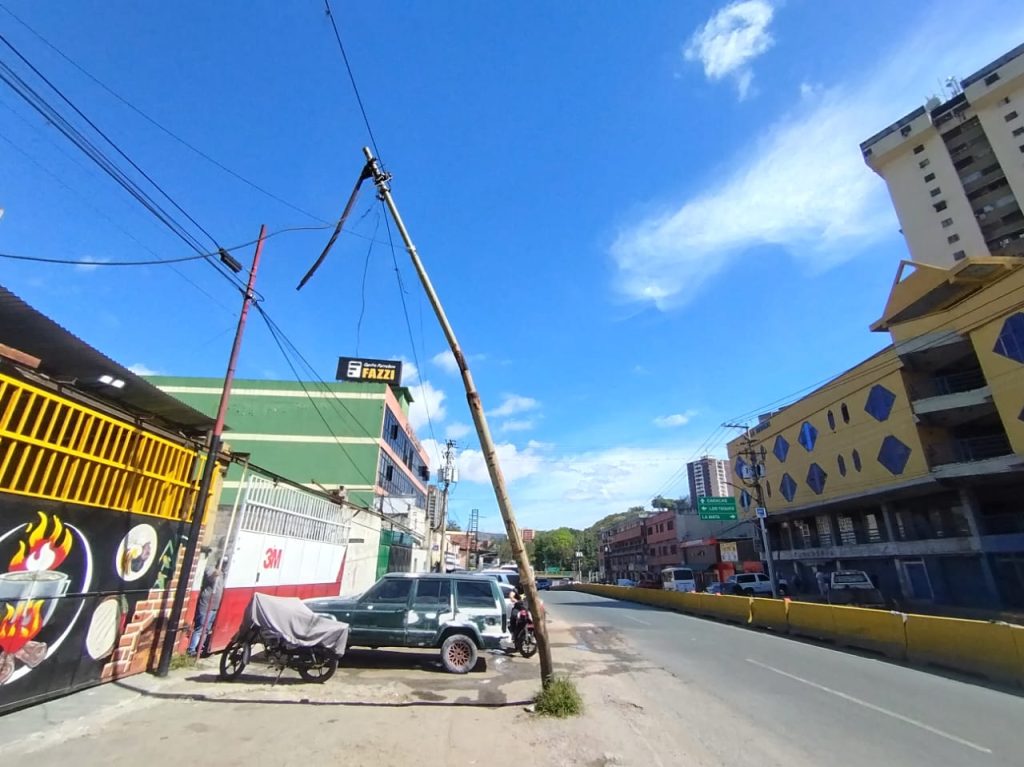 Postes inclinados en la Panamericana generan alerta