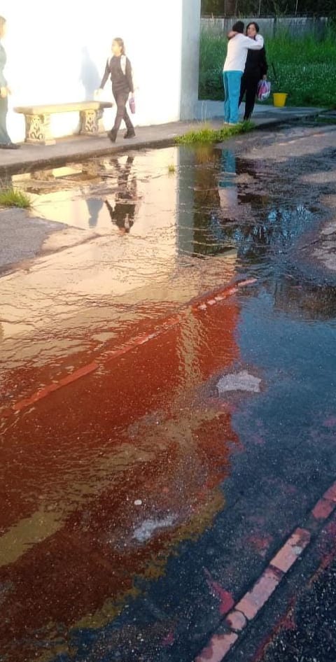 Alertan por tubería rota afuera de UE Manuel Cañizares