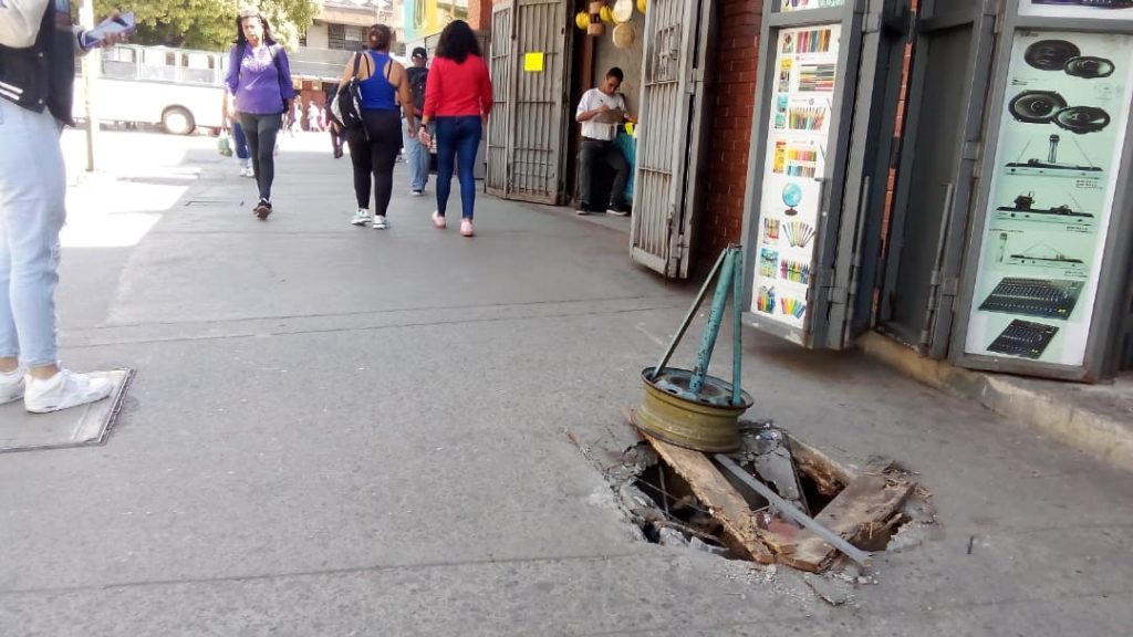 Dos tanquillas en mal estado generan peligro