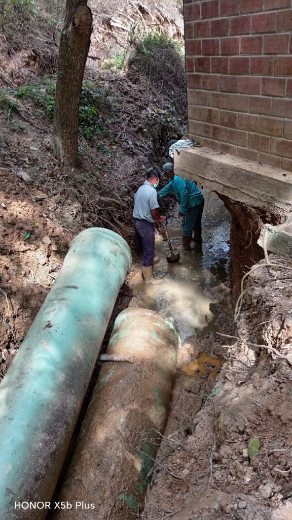 Continúa instalación de tuberías en El Paso