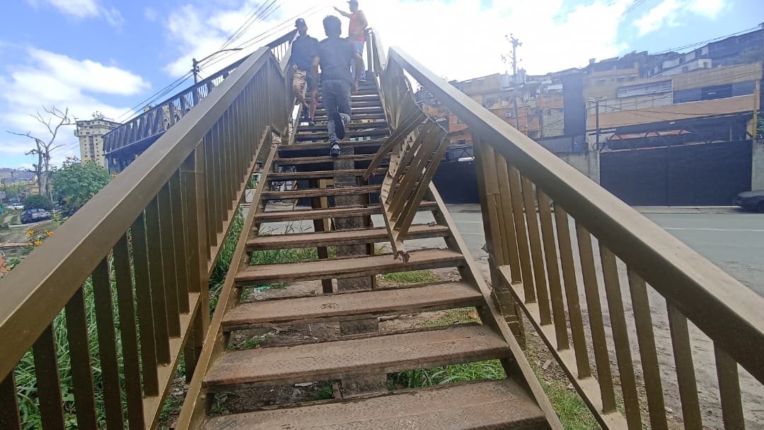 Pasarela del kilómetro 27 vuelve a estar en riesgo