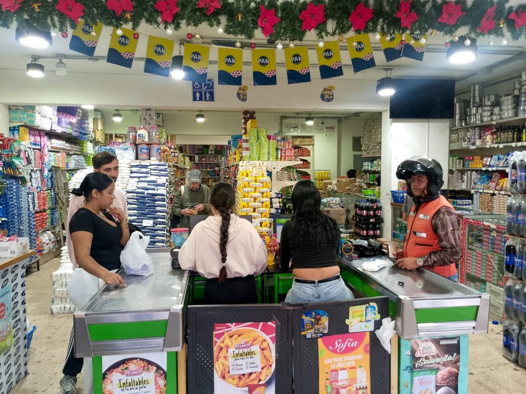 Comercios operan con afluencia regular de clientes