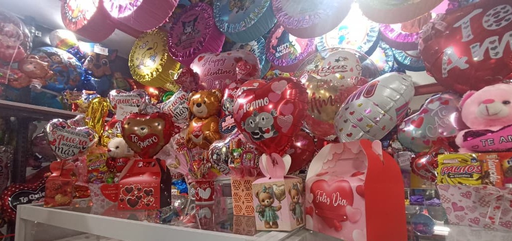 Enamorados comienzan a prepararse para su día