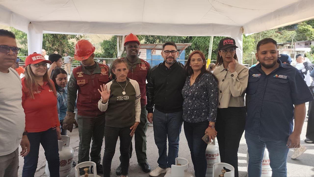 210 familias de El Nacional reciben nuevas bombonas