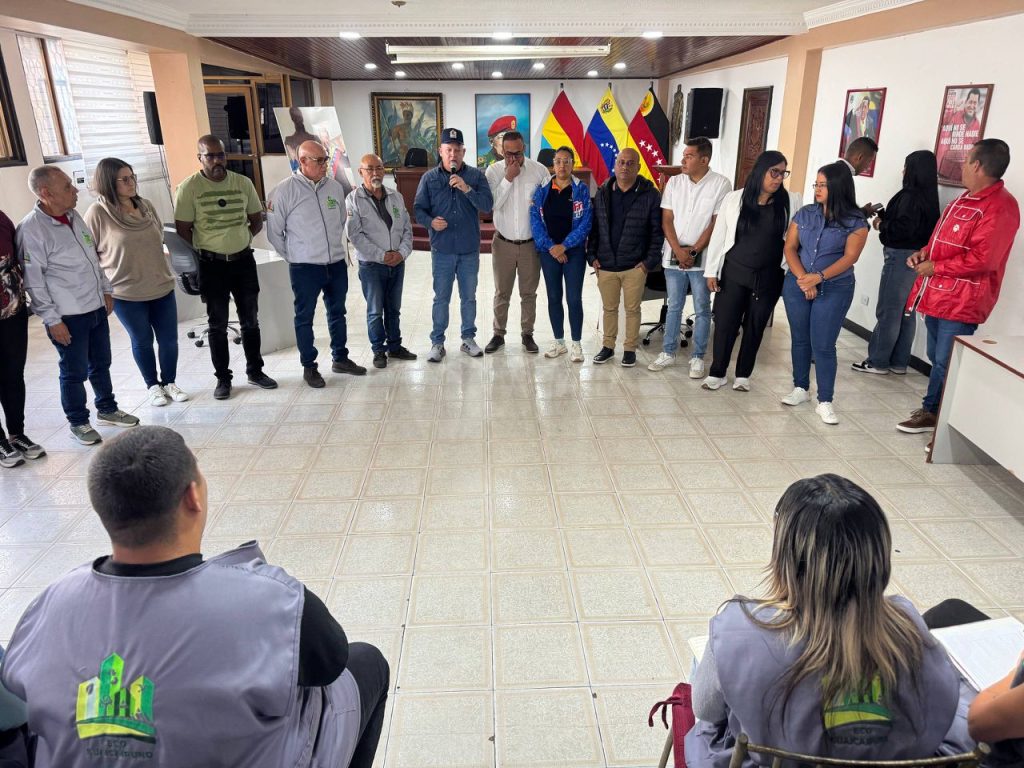 Fiscales instruyen a comerciantes sobre pago del aseo