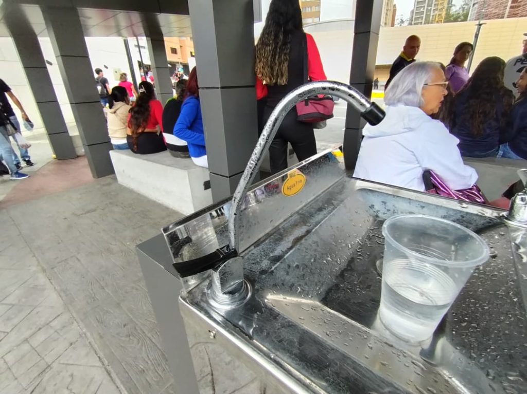 Denuncian mal uso que dan al filtro-bebedero en la parada Independencia
