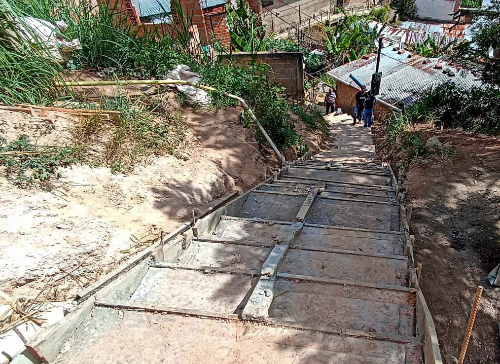 Avanza un 60% construcción de escaleras en Santa Eduviges de Bolívar