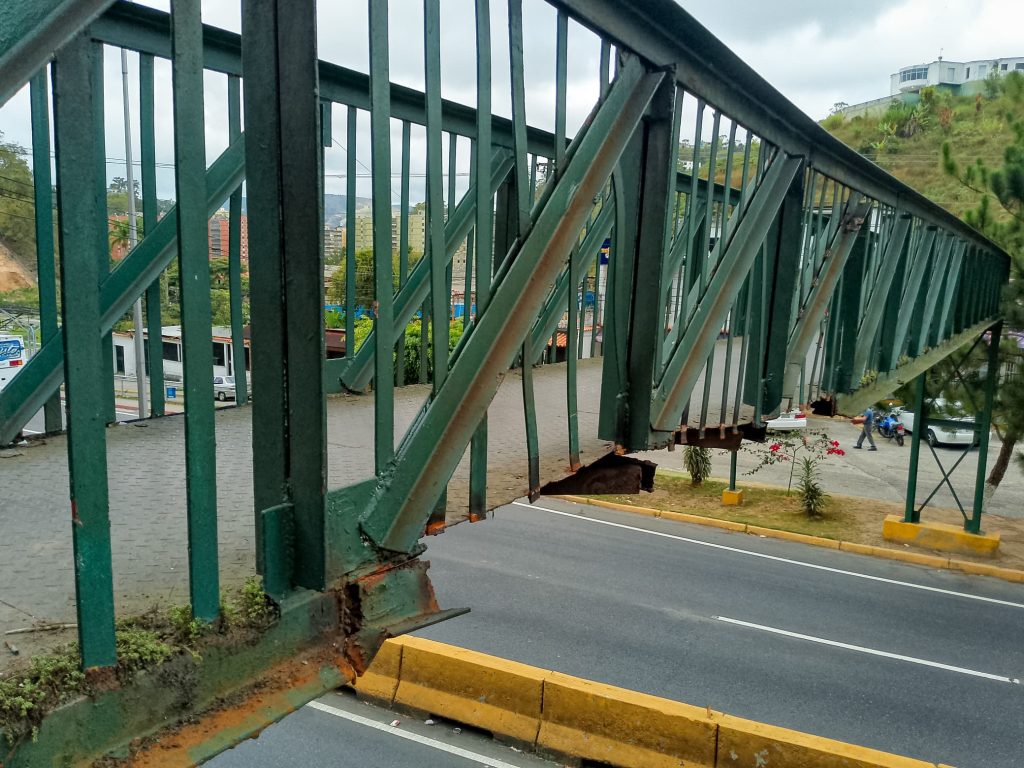 Temen colapso de la pasarela en Montañalta