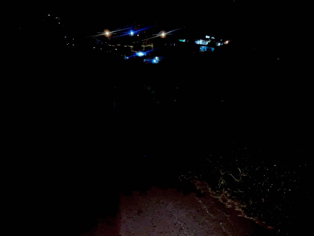 Oscurana mete miedo en la calle real de El Trigo