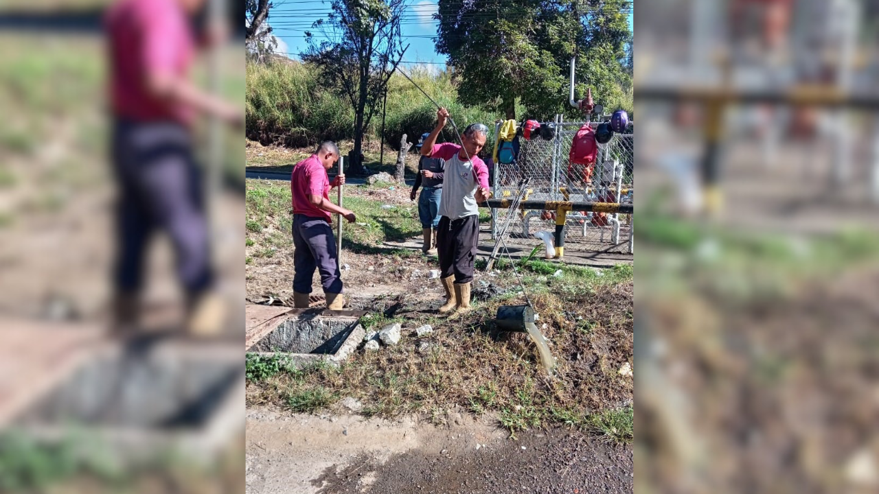 Atienden bote de aguas servidas en la Víctor Baptista