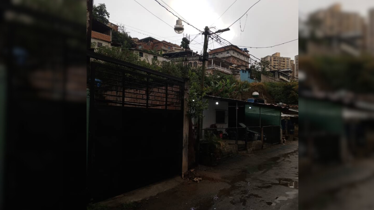 Poste con cortocircuito causa zozobra en La Mascota