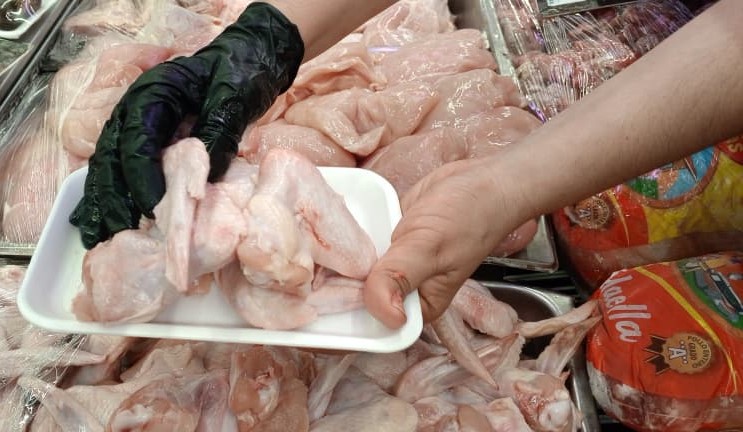 Prevén bajas en precios del pollo