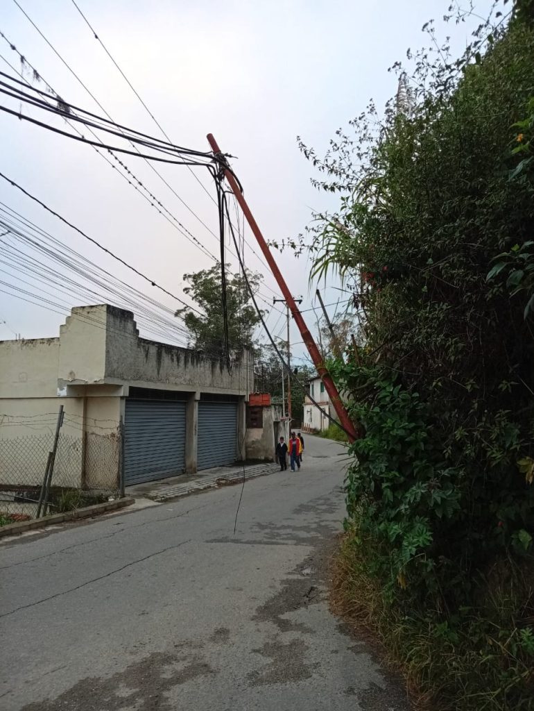 Poste sigue amenazando con caerse