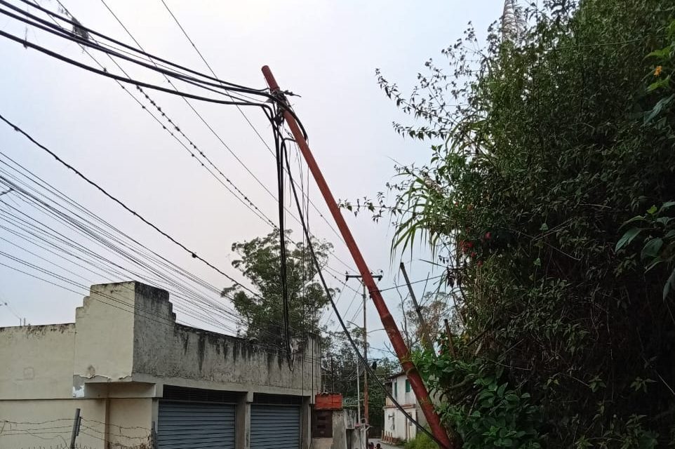 Poste sigue amenazando con caerse