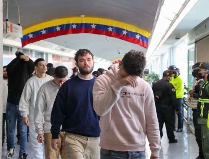 Llegan 128 migrantes de EE.UU