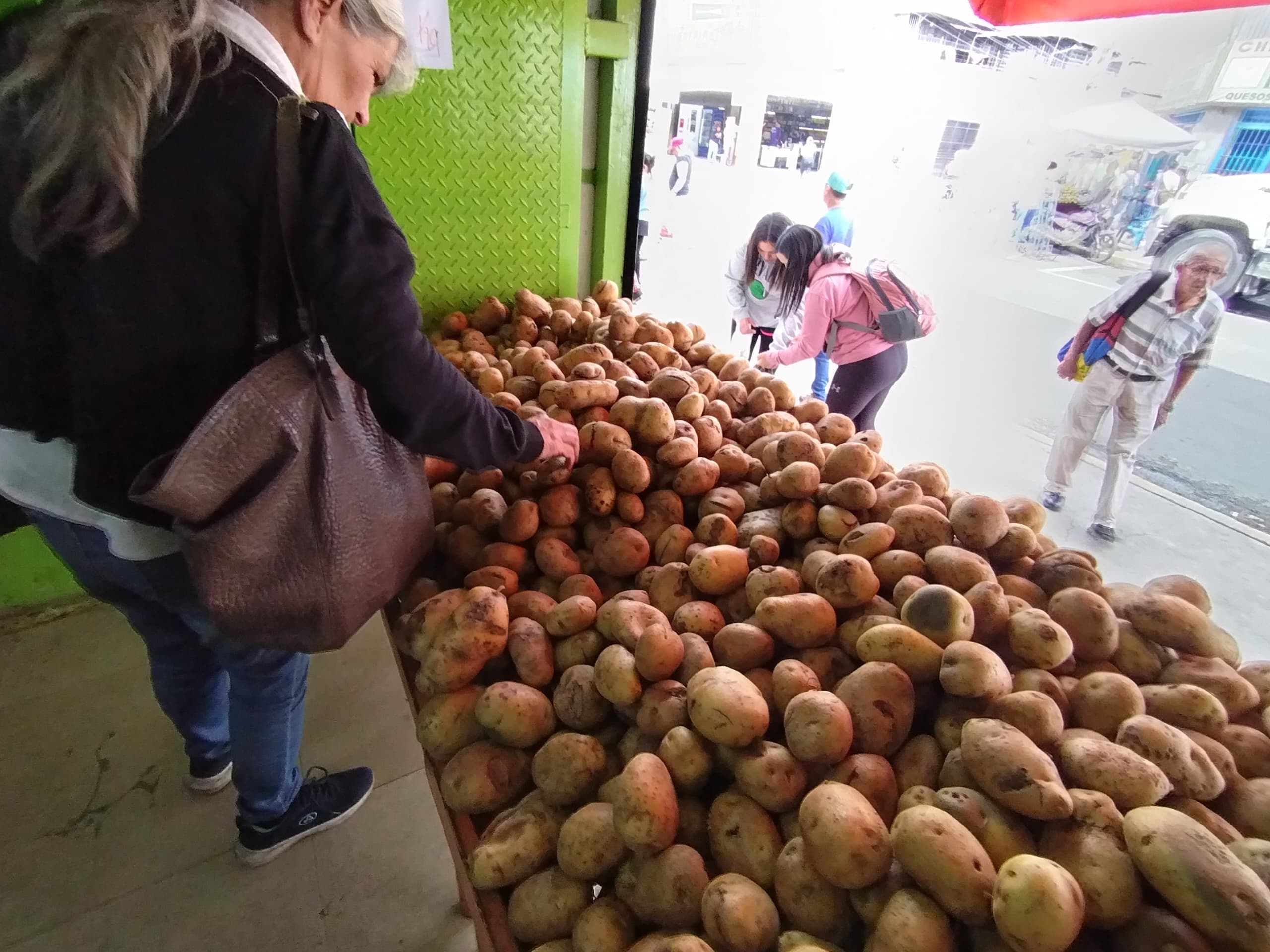 Fruterías mantienen ofertas en rubros seleccionados