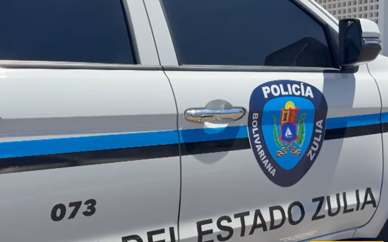 Arrastró a su pareja por el cabello desde su motocicleta