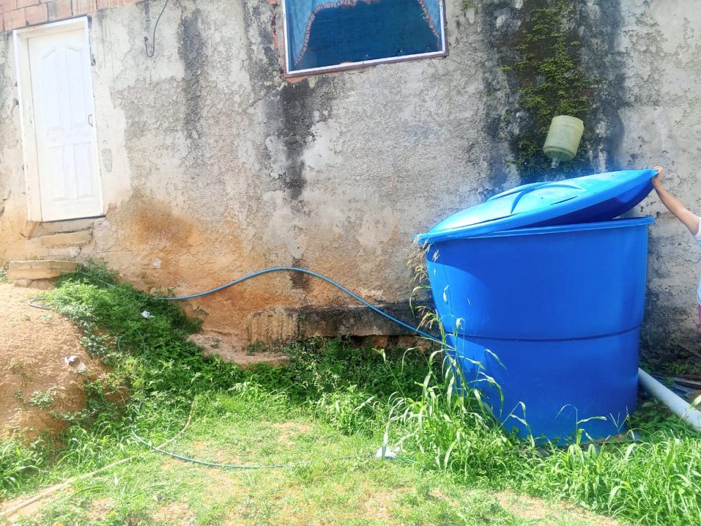 Cisternas y agua de lluvia resuelven a vecinos del Eje Sur