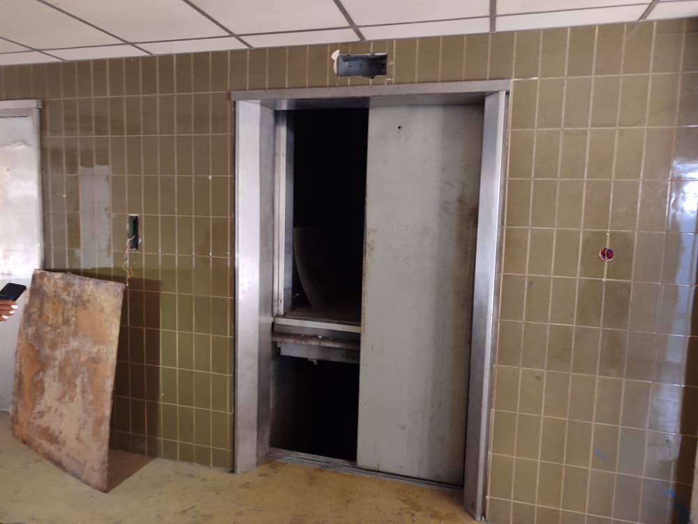 Falla eléctrica provocó desperfecto en ascensor del HVS