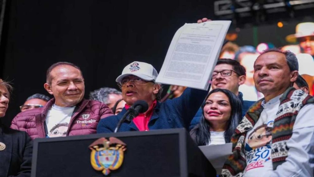 Petro ratifica el aumento del salario mínimo en Colombia