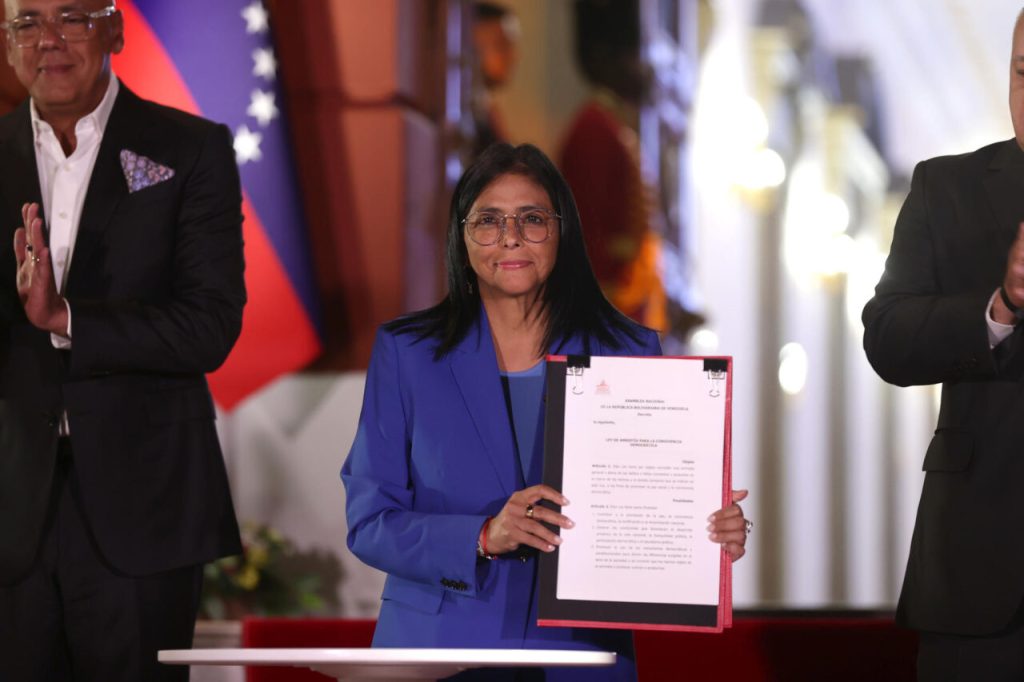 Presidenta (E) Delcy Rodríguez firma la Ley de Amnistía y solicita revisar casos