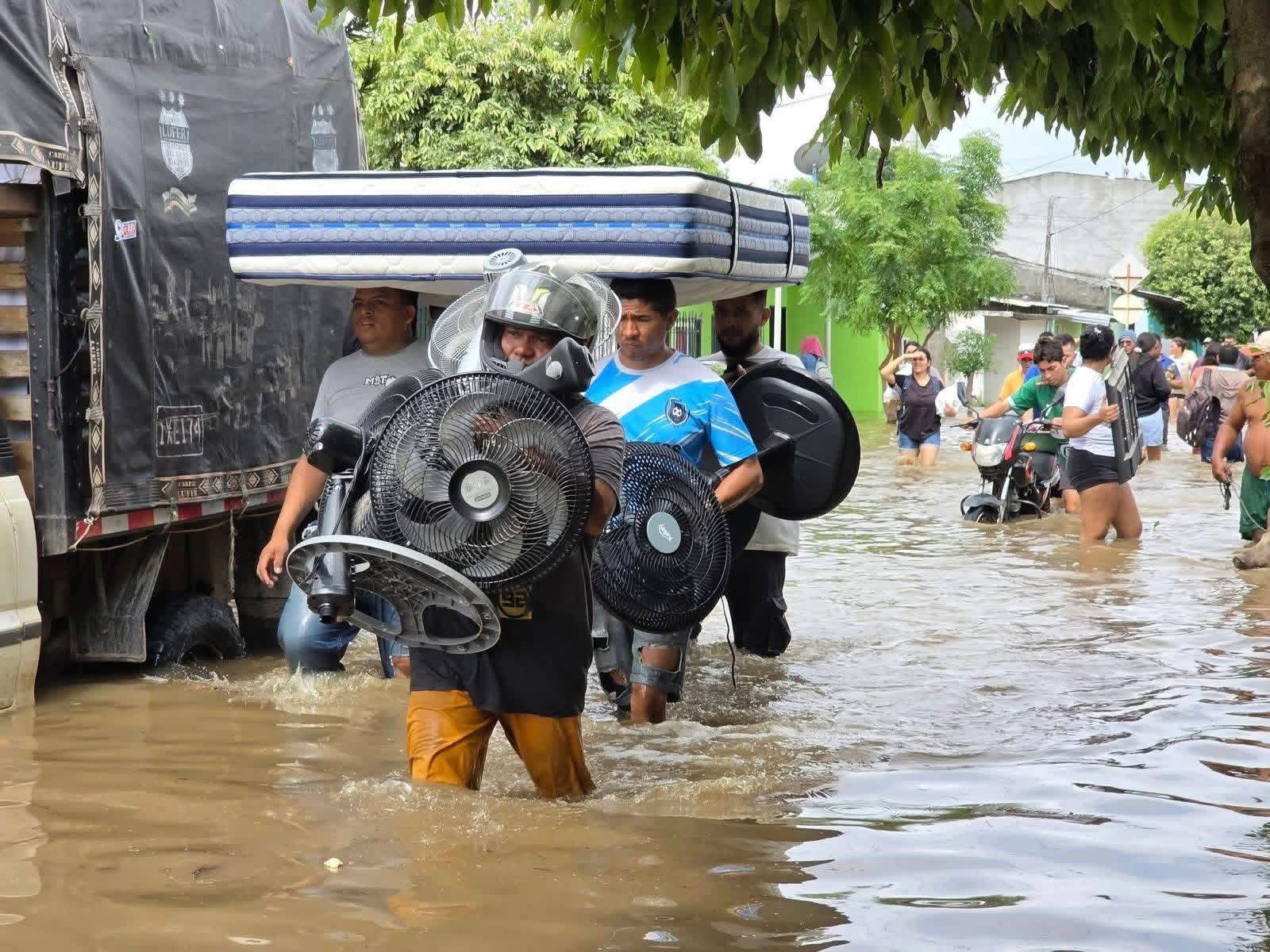 Siguen evacuaciones por inundaciones en Colombia
