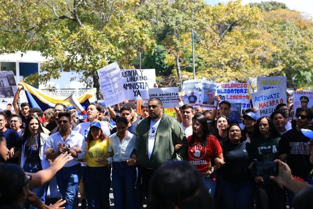 Universitarios exigen libertad plena de presos políticos