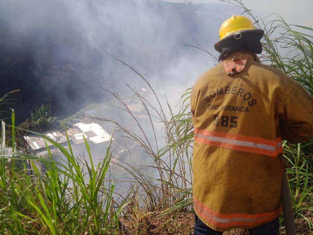 Sofocado incendio de vegetación en La Ladera