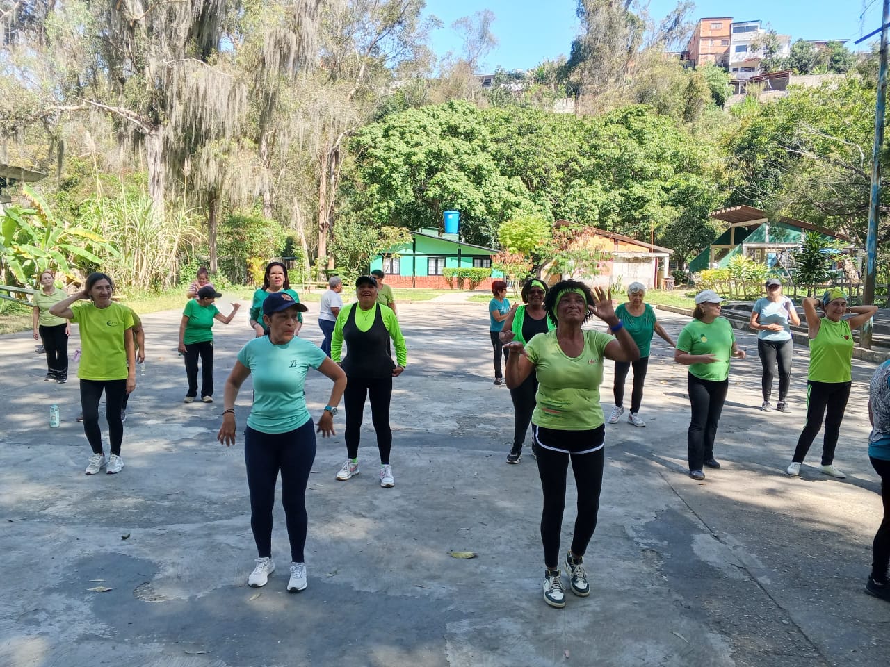 Adultos mayores disfrutan mañanas de ejercicios en Los Nuevos Teques