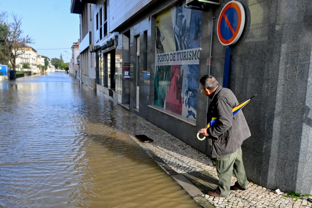 Vías y pueblos inundados en Portugal